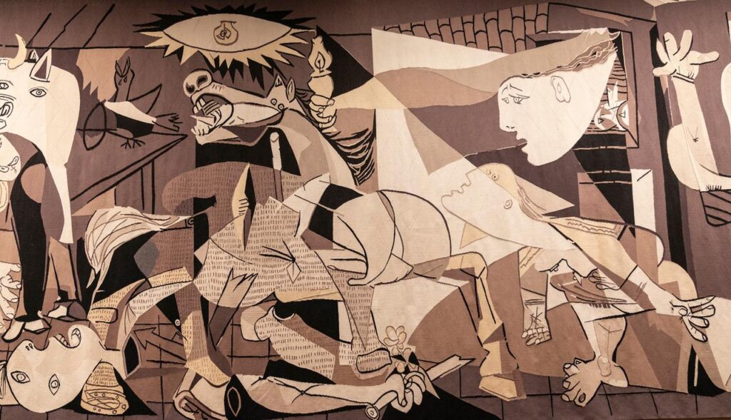il quadro Guernica di Picasso toni grigi e marroni in un atmosfera di dolore