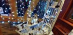 iuna composizione natalizia sopra un afinestra con slitta e pupazzi e tanta neve artificiale