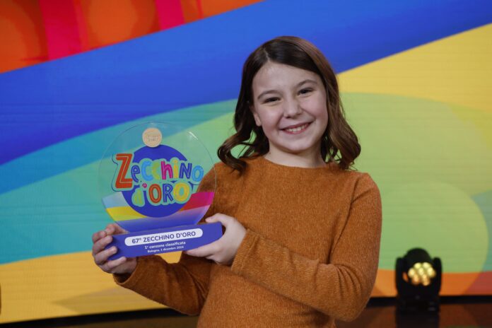 Anna Sole, vincitrice del 75° Zecchino D'Oro con l premio in mano