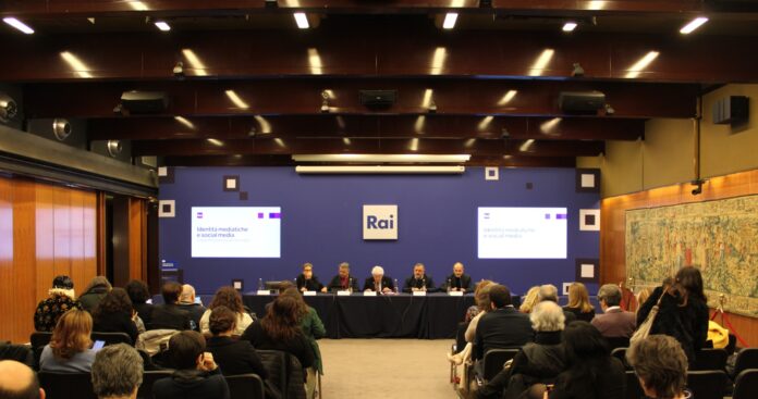 Corsi di formazione per giornalisti - una sala congressi con tanta gente seduta davanti a degli oratori
