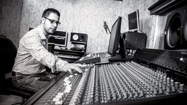 emilio munda nel suo studio di registrzione