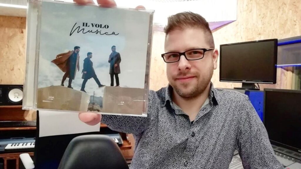 emilio munda ha in mano una copia del cd de il volo
