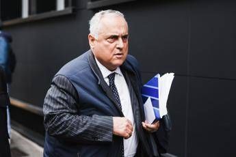 Lotito in questura, presenta denuncia dopo video telefonata virale sui social: “Mio cellulare clonato”