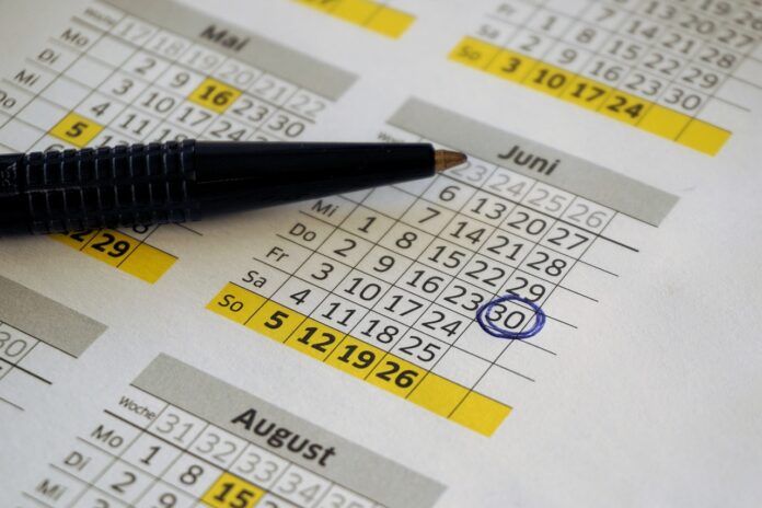 Ponti e festività 2025 - un calendario con una penna e il giorno 30 cerchiato