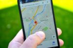 google maps nuovo codice della strada - un cellulare con la schermata impostata su un percorso di navigatore