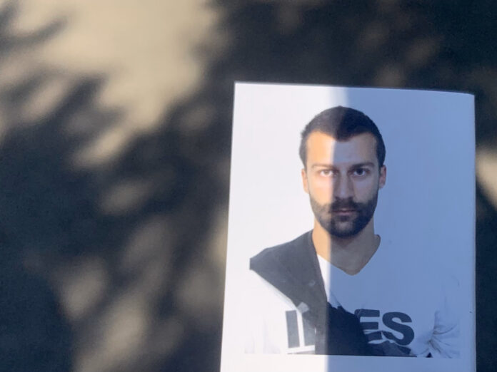 luca coi baffi, in un fotomontagio
