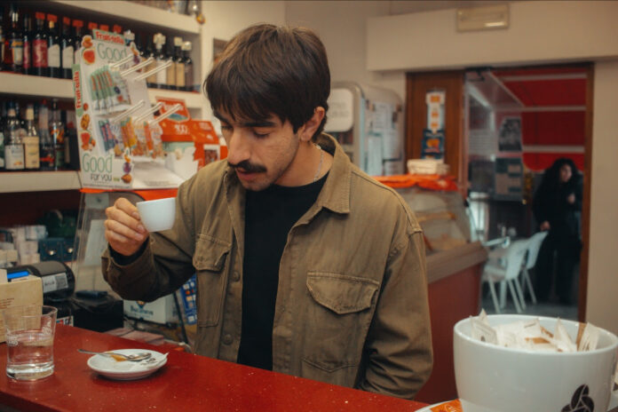 clochard - il cantautore speedy intento a bere uncaffè al bancone di un bar