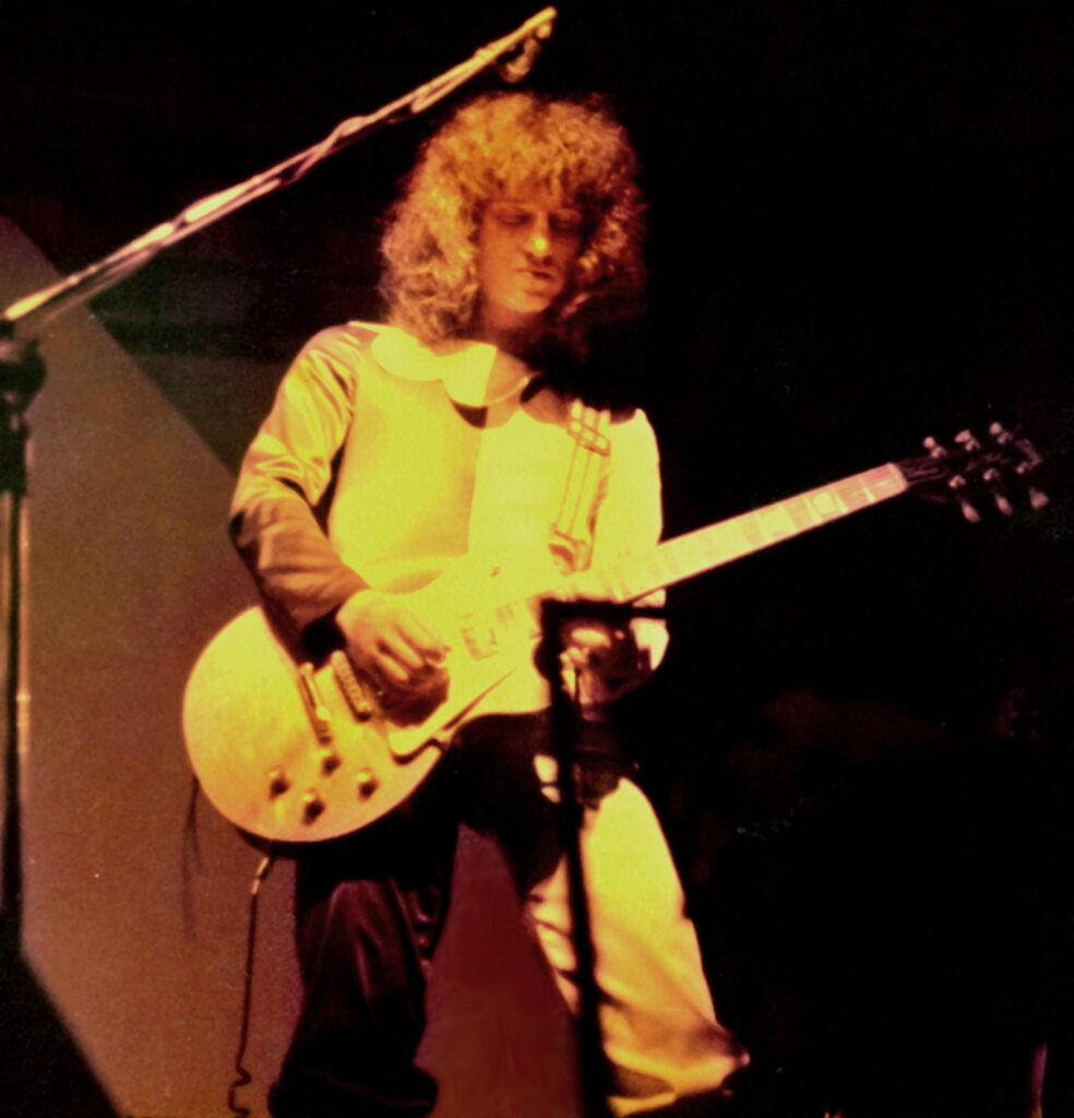 bianco e nero - un giovane gianfranco caliendo, chitarrista de il gierdino dei semplici, durante un concerto.