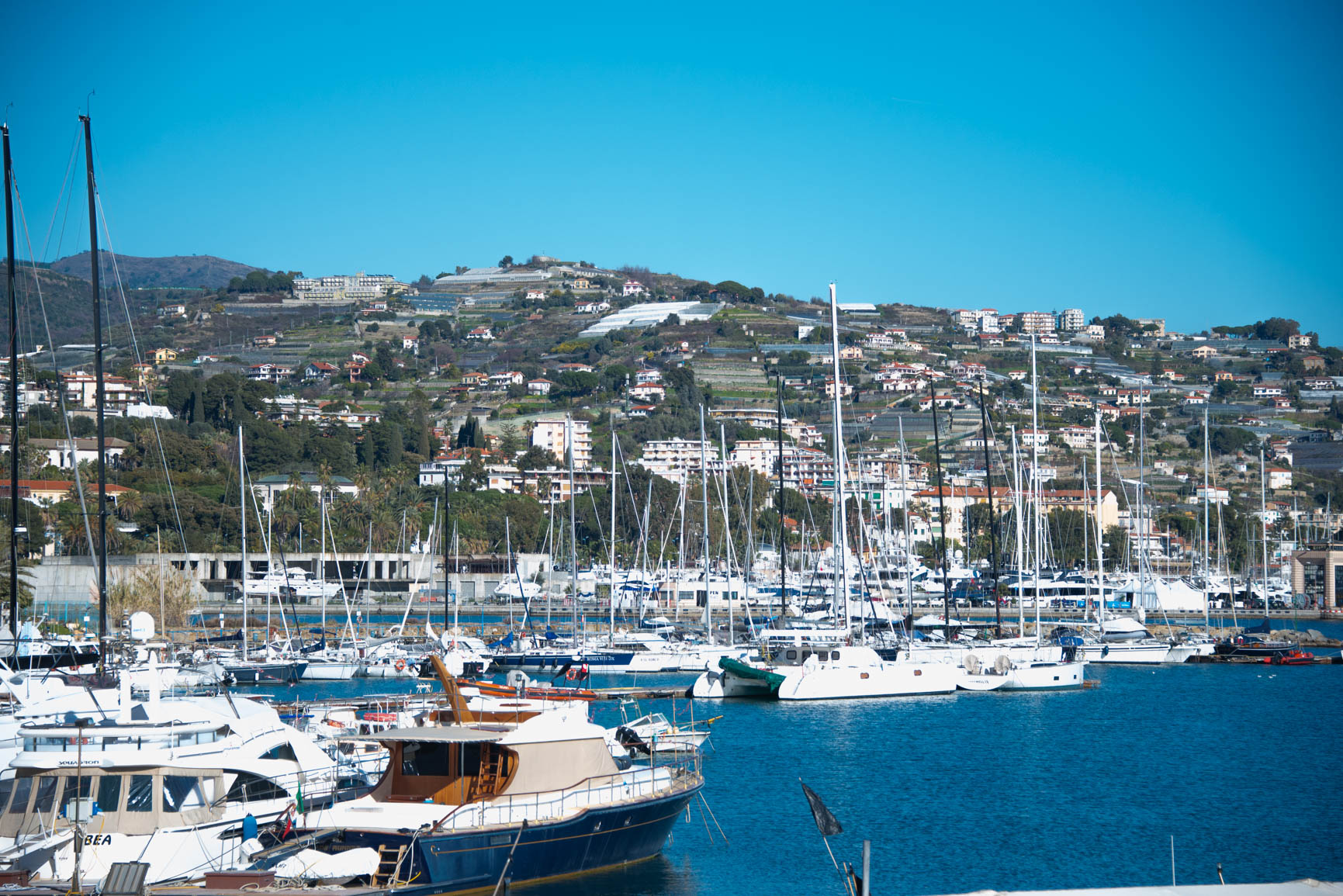 Artisti garden living Hub - una veduta panoramica del porto di Sanremo
