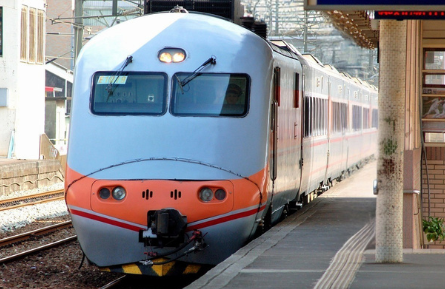 Nuovo sciopero dei treni il 22 e 23 febbraio. Il 24 fermi anche tutti i trasporti pubblici a Roma - UN TRENO BIANCO CON STRISCIA ROSSA FERMO IN UNA STAZIONE