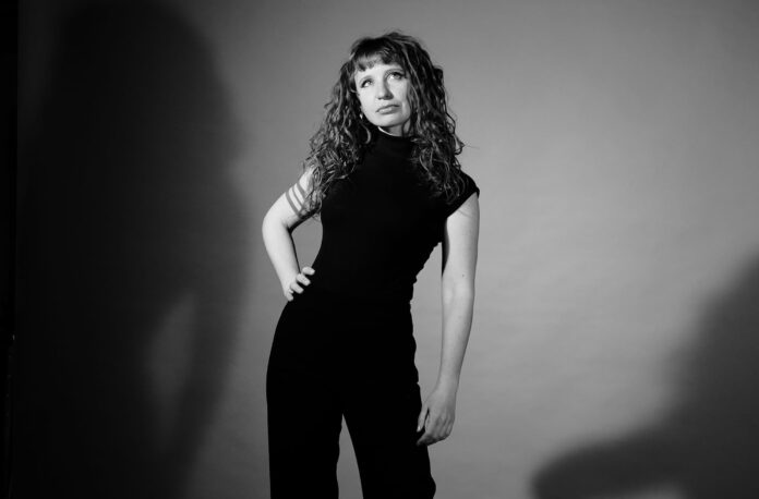 gloria abbondi in primo piano, in piedi, vestita di nero