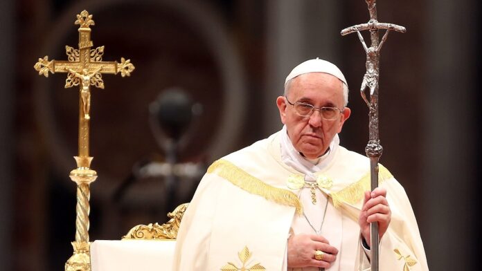 Come sta Papa Francesco foto papa Francesco - Il papa mentre celebra messa con una croce in mano e una di fianco, sull'altare