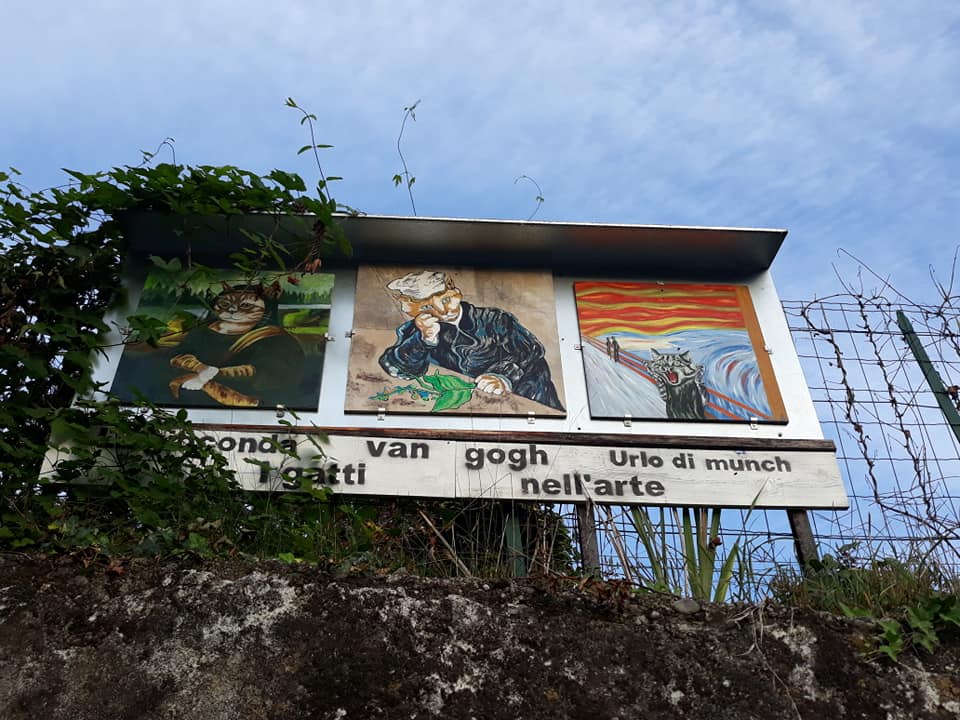 cartellone posto a Brolo con i gatti ispirati all'arte