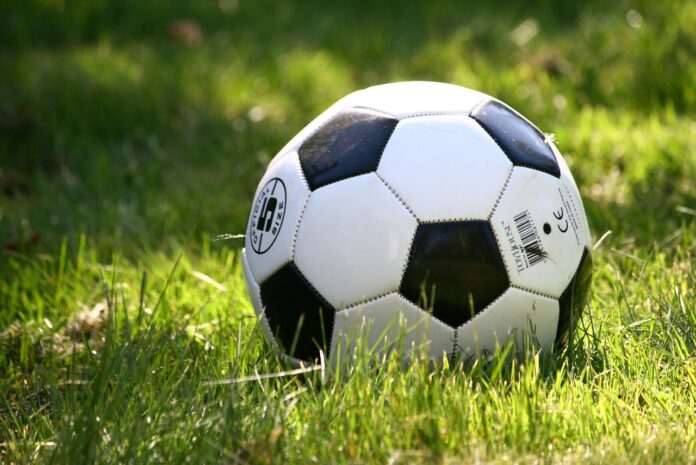zetatielle magazine - Rivoluzione nel calcio italiano: Montemurro presidente della CCI - un pallone bianco e nero nell'erba