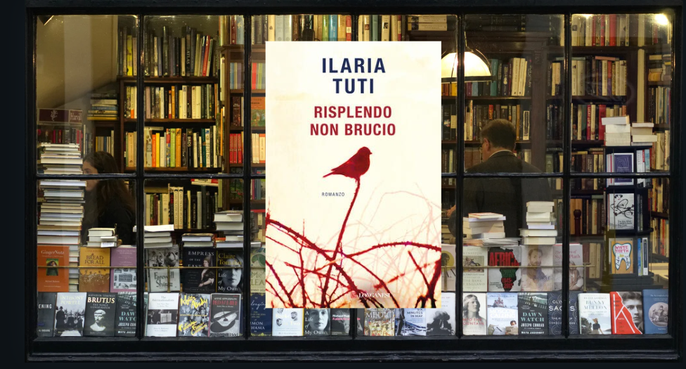 una libreria con il libro risplendo non brucio in vetrina