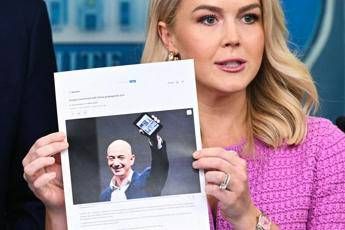Casa Bianca contro Amazon: “Prezzi con impatto dei dazi atto ostile”. Cnn: Trump chiama Bezos