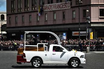 Papa Francesco, 250mila ai funerali. Corteo tra la gente, poi feretro a Santa Maria Maggiore