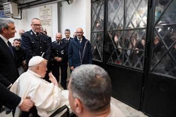 Papa Francesco visita i detenuti di Regina Coeli: “Quest’anno non posso fare la lavanda dei piedi”