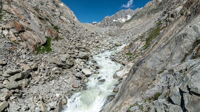 Blatten, Svizzera cronaca di una tragedia annunciata - nella foo la vallata tra le montagne con il ghiacciao che la attraversa