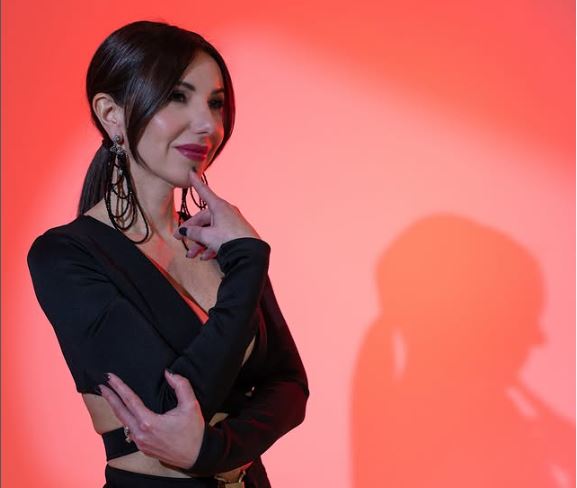 claudia gervasi, vestita di scuro, di profilo, in primo piano