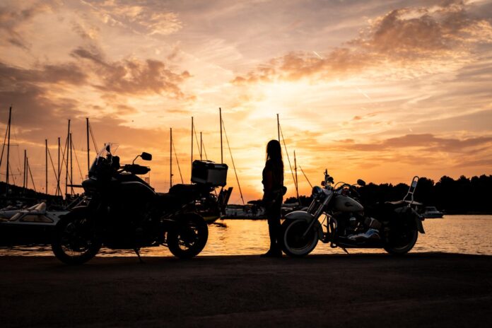Il Rally Europeo H.O.G. 2025 arriva a Medulin - nella foto due harley davidson in controluce, parcheggiate sulla banchina del porto