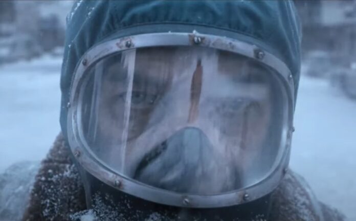 L'Eternauta Netflix - nella foto il volto di un uomo in primo piano , coperti da una maschera ad ossibgeno trasparente