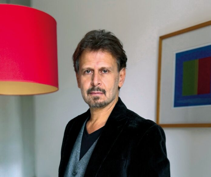 maurizio costanzo in primo piano