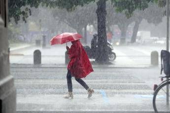 Meteo, doppio ciclone sull’Italia: è allerta nubifragi, le previsioni