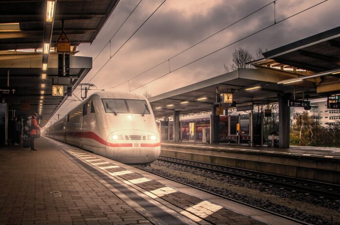 Nuovo sciopero treni per venerdi 23 maggio 2025 - un treno bianco sta arrivando in stazione