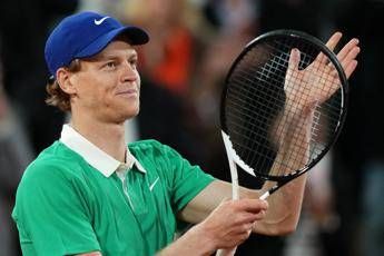 Sinner in finale al Roland Garros, Djokovic si arrende in semifinale