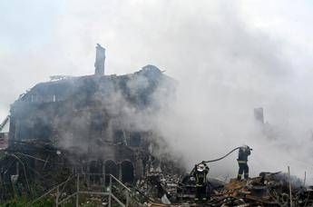 Ucraina, raid russi fanno 12 morti. Zelensky: “Serve più pressione su Putin”