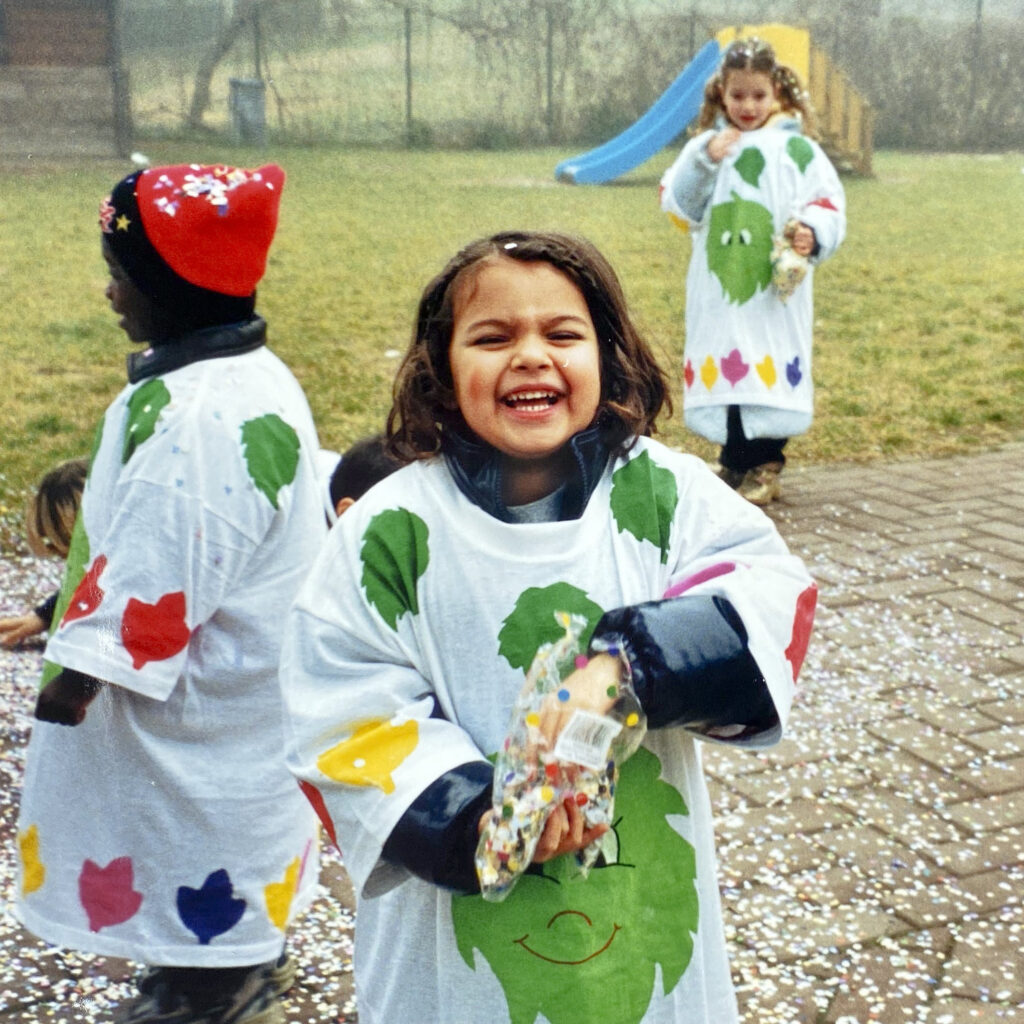 manifesti - la copertina del nuovo singolo di g.em, che raffigura tre bambine intente a giocare all'aperto