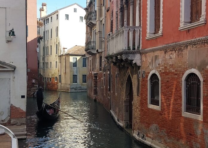 Bezos matrimonio Venezia - una calla di Venezia con una gondola e le case intorno