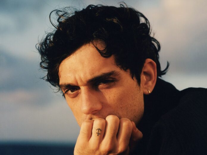 bresh - mediterraneo - l'artista genovese in primo piano fissa l'obiettivo