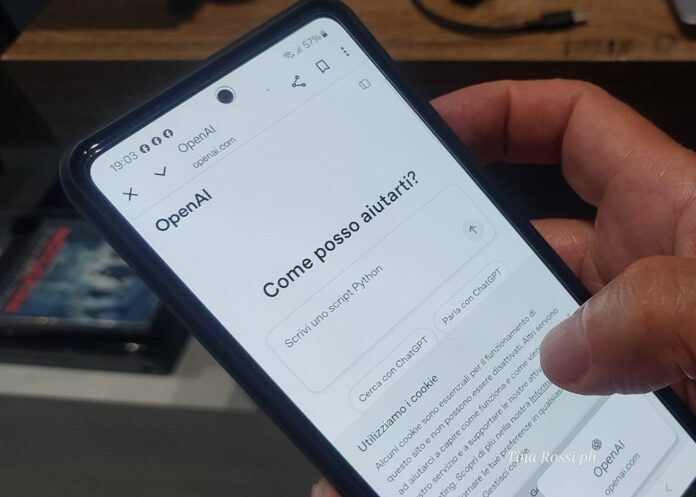 ChatGPT in tilt blackout globale e panico da tastiera - nella foto un cellulare con la schermata sul sito di openAI