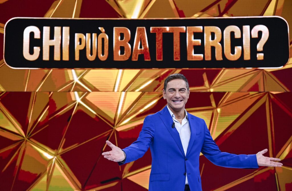 marco liorni in primo piano, sotto il logo del programma