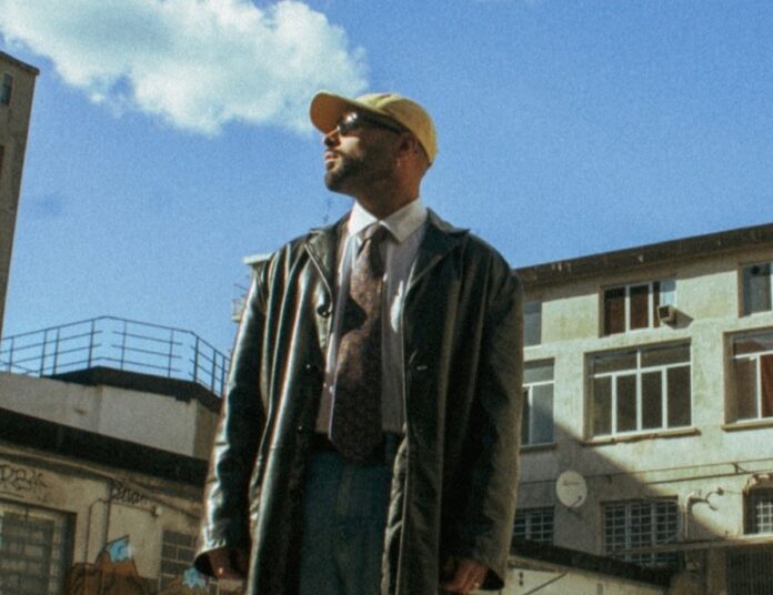 cicco sanchez in primo piano, all'interno di un cortile