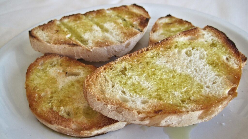 Cucina Toscana vini e carne - nella foto del pane a fette con olio