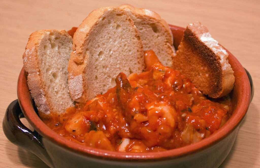 Vini e cucina toscana - nella foto una ciotola di terracotta con una zuppa di pesce e delle fette di pane