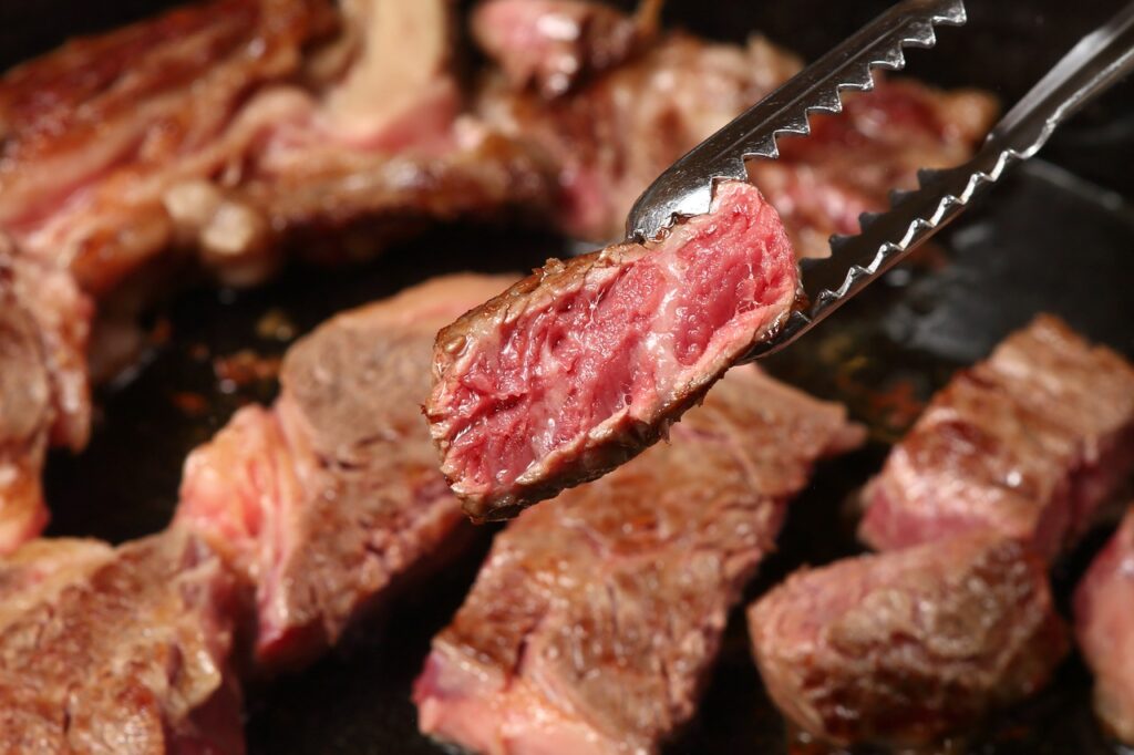 cucina toscana carne - un boccone di bistecca cotta fuori e dentro rigorosamente al sangue