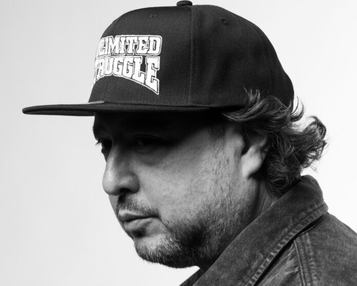dj shicca in primo piano, indossa un caooellini da baseball nero
