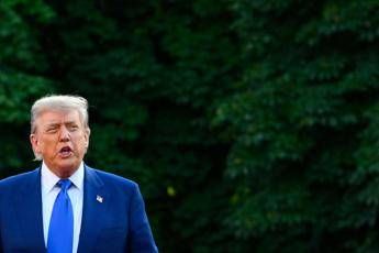 Dazi, Trump invia prime lettere e minaccia: “+10% ai pro-Brics”. Ieri telefonata con von der Leyen