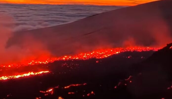 Forte esplosione sull'0Etna - nella foto il vulcano in attivitàcon colate laviche rosse, la foto è tutta nera e rossa