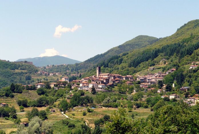 Garfagnana digitale - la veduta panoramica di un paese montano tra valli e montagne