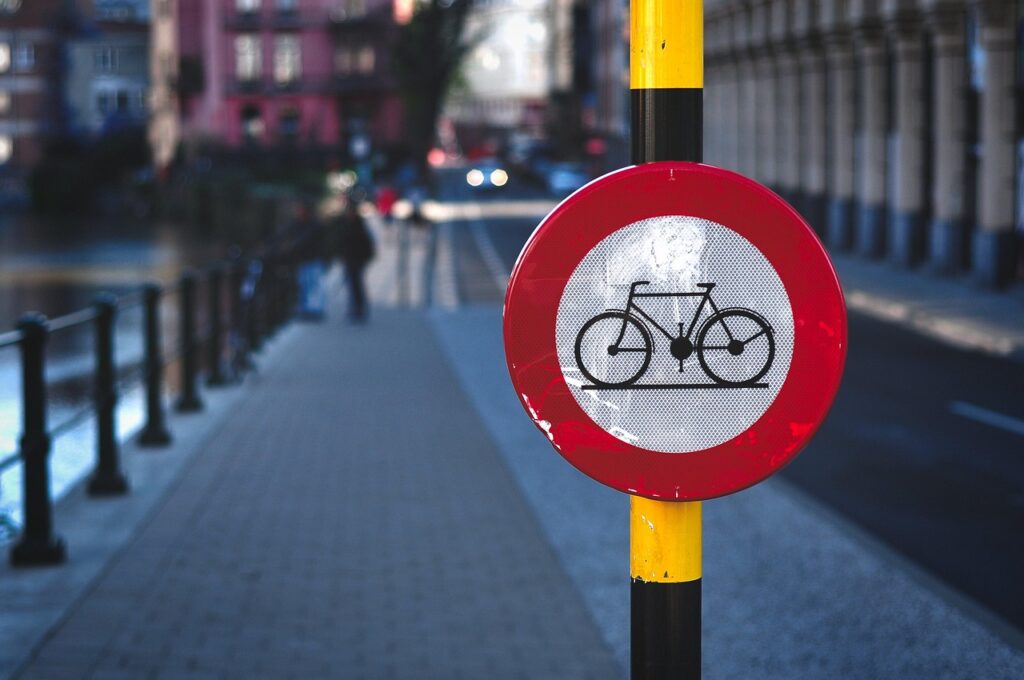 ciclisti aurelia bicicletta - un cartello di divieto con il disegno di un abicicletta nera dentro a un cerchio rosso