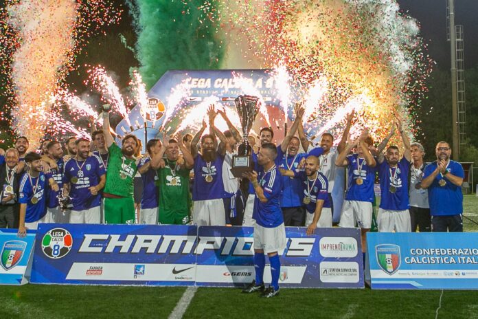 nations league calcio a 8 - gli azzurri festeggiano la vittoria