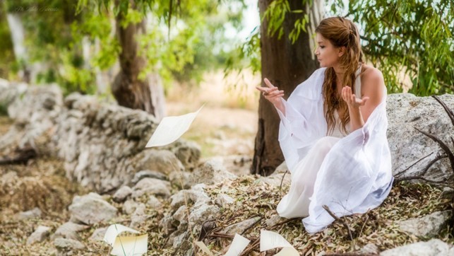 marthia carrozzo in primo piano vestita di bianco