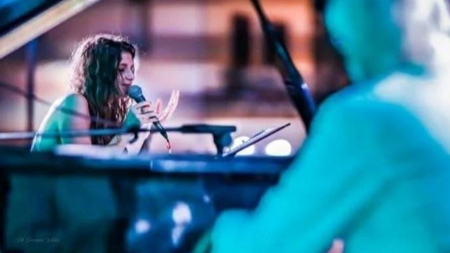 marthia carrozzo durante un concerto