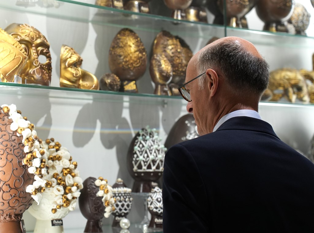 museo dei cioccolato di Torino - nella foto un uomo con capelli radi sulla testa, vestito molto elegante, con giacca nera camicia bianca, è di schiena e sta ammirando delle sculture di cioccolato in una vetrina