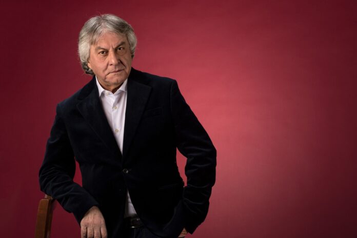 domenico mimmo paganelli in primo piano vestito di nero